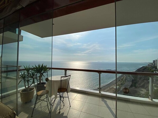 Outdoor dining - Relax and Enjoy the Majestic Views at Casa Buena Vista. (Miraflores)