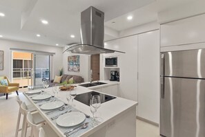 Frigorifero, microonde, forno, piano cottura