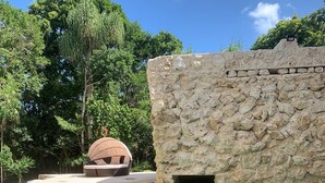 Ein Pool mit einer Steinmauer und einer kuppelförmigen Struktur.