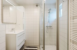 Bathroom - Modern Holiday Home With Spacious Garden and Terrace Suitable for 5 People (Ouddorp)