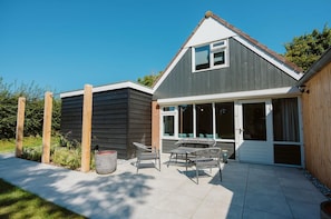 Exterior - Modern Holiday Home With Spacious Garden and Terrace Suitable for 5 People (Ouddorp)