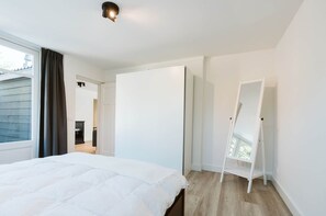 3 bedrooms, individually furnished, bed sheets - Modern Holiday Home With Spacious Garden and Terrace Suitable for 5 People (Ouddorp)