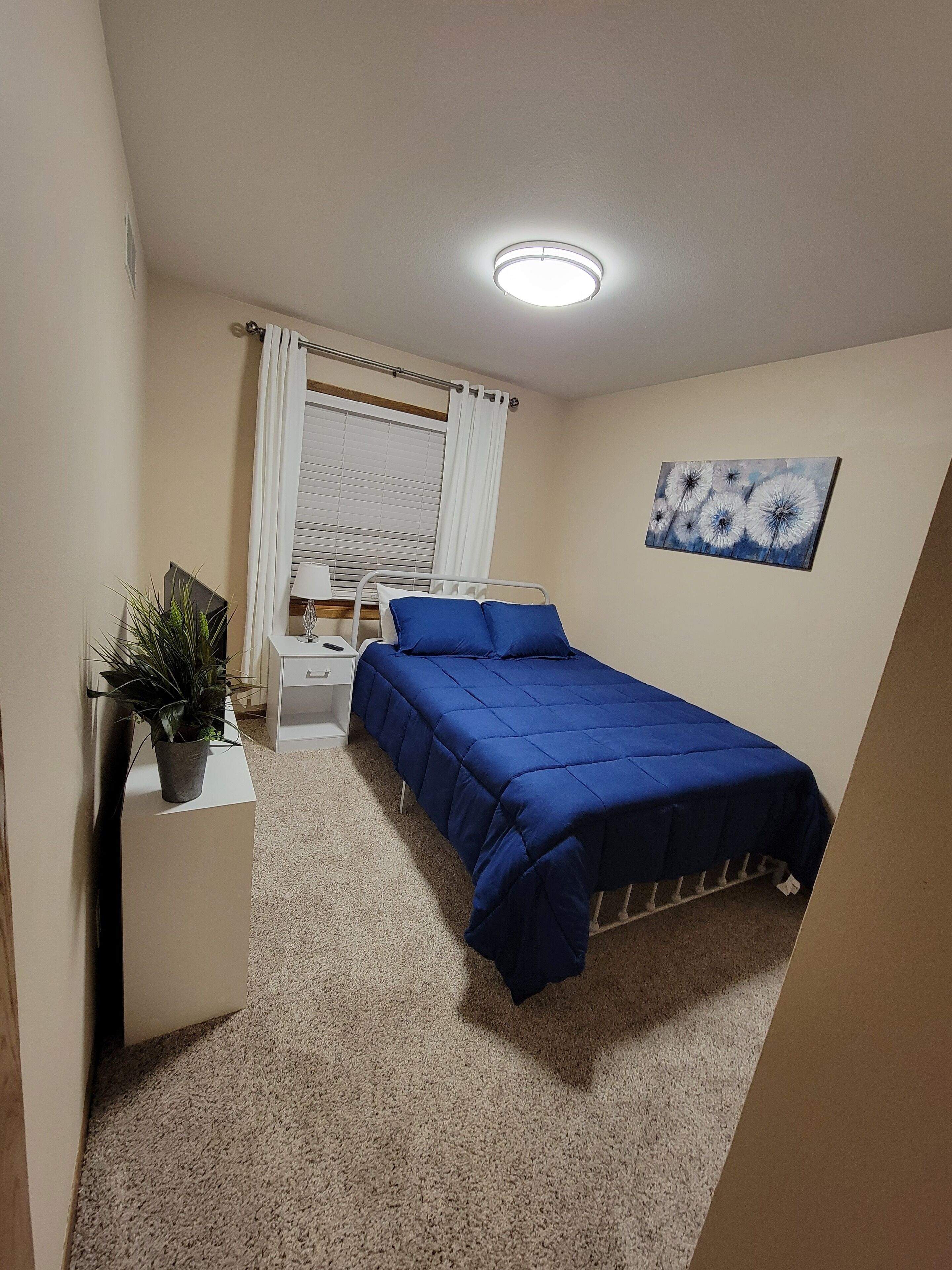 4 habitaciones, escritorio y tabla de planchar con plancha 