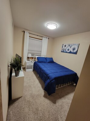 4 室のベッドルーム、デスク、アイロン / アイロン台、旅行用ベビーベッド