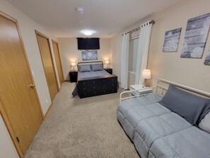 4 bedrooms, desk, iron/ironing board, travel cot - 4 bedrooms. 2 miles to ISU. Quiet Cul-de-sac. (Ames)