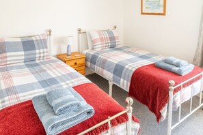 2 bedrooms, iron/ironing board, internet, bed sheets