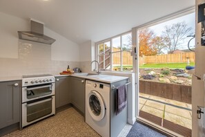 Réfrigérateur, micro-ondes, chaise haute