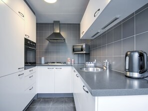 House | Private kitchen | Electric kettle - Water Villa in Ooltgensplaat Near Volkerak (Ooltgensplaat)