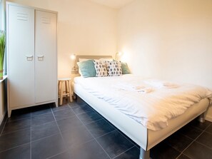 House | 2 bedrooms, individually furnished, bed sheets - Water Villa in Ooltgensplaat Near Volkerak (Ooltgensplaat)