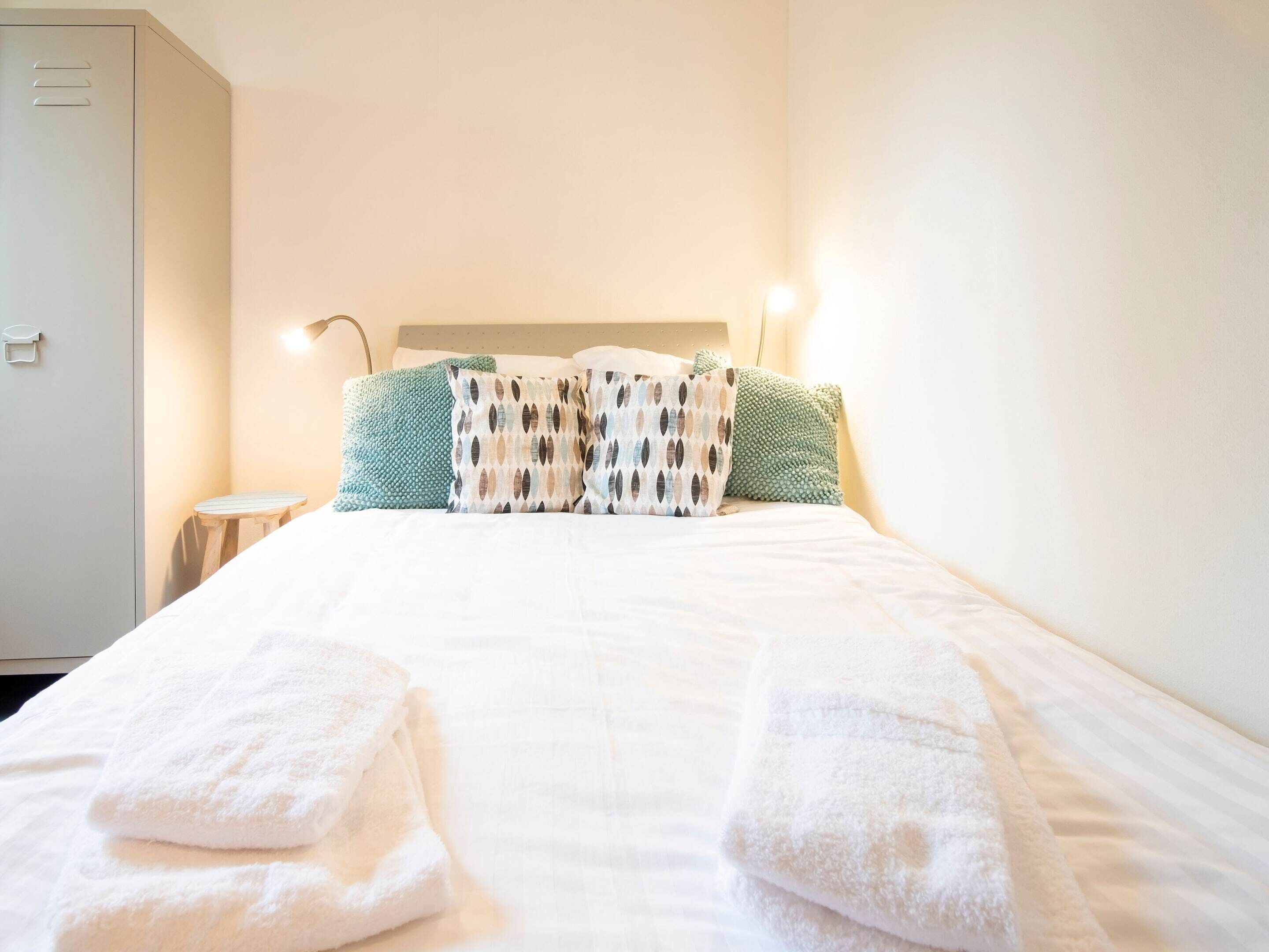 2 عدّة غرف نوم وطراز فريد لكل وحدة وملاءات أسرّة