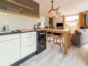 House | Private kitchen - Idyllic Holiday Home in Ooltgensplaat on the Water (Ooltgensplaat)