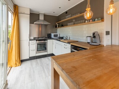Idyllic Holiday Home in Ooltgensplaat on the Water