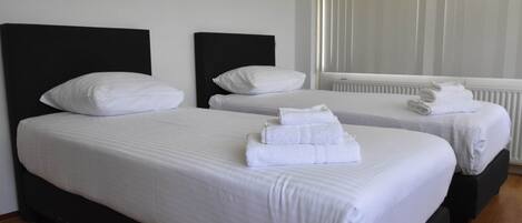 2 عدّة غرف نوم وملاءات أسرّة