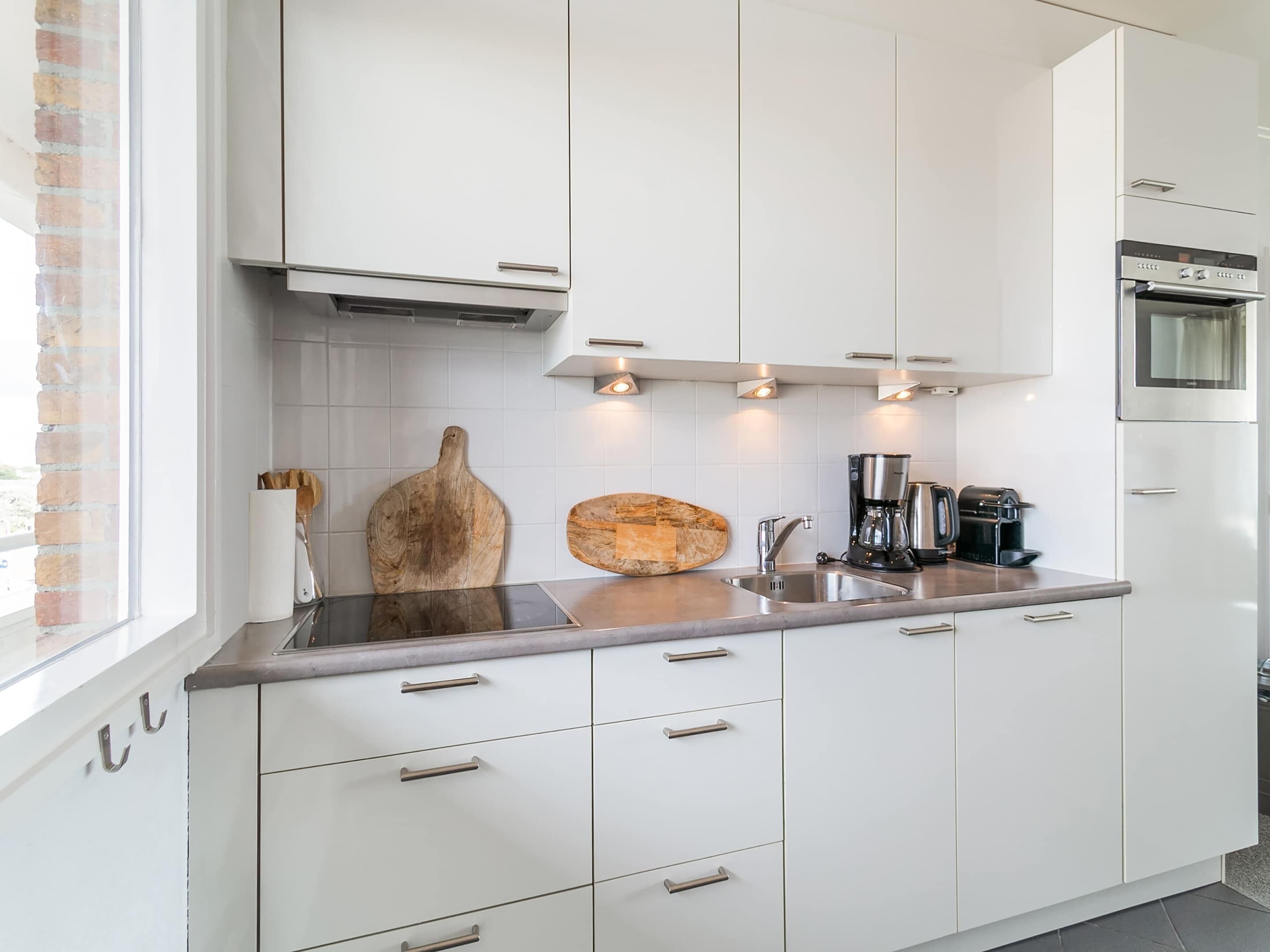 Apartment | Dapur peribadi | Ketuhar gelombang mikro, mesin basuh pinggan mangkuk 