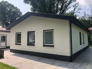 Chalet | Exterior - Holiday Home in Harderwijk Near Veluwemeer (Harderwijk)
