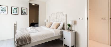 Villa | 5 bedrooms, individually furnished, iron/ironing board, bed sheets