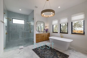 Bathtub, hair dryer, bidet, towels - ***NEW*** INFINITY POOL | HOT TUB | Views | Pool Table | Fire Pit | 16 Queen Beds (Austin)