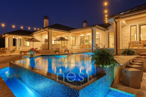 ***NEW*** INFINITY POOL | HOT TUB | Views | Pool Table | Fire Pit | 16 Queen Beds