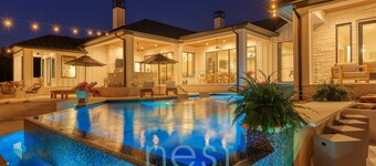 ***NEW*** INFINITY POOL | HOT TUB | Views | Pool Table | Fire Pit | 16 Queen Beds