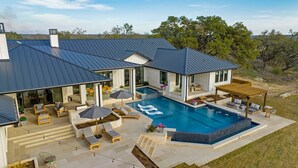 Exterior - ***NEW*** INFINITY POOL | HOT TUB | Views | Pool Table | Fire Pit | 16 Queen Beds (Austin)