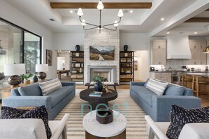 TV connectée, cheminée, jeux vidéo, livres