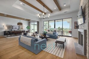 TV connectée, cheminée, jeux vidéo, livres