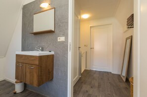 2 habitaciones, muebles diferentes y ropa de cama