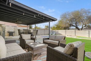 Outdoor dining - Gorgeous Renovated Home W/ Pool! (Tempe)