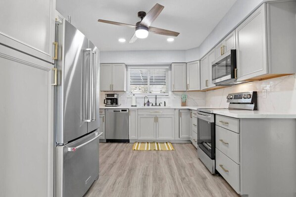 ثلاجة، ميكروويف، فرن، موقد طهي مسطح