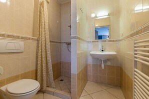 A bathroom with a toilet, shower, and sink. - Peaceful Retreat Near Zeeland Beach (Vrouwenpolder)