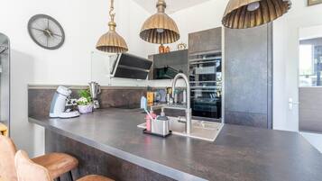 House | Dapur peribadi | Ketuhar gelombang mikro, kerusi tinggi