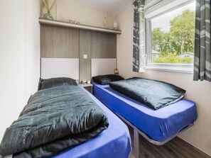 Chalet | 3 bedrooms, individually furnished - Luxury Chalet With Garden in Quiet Location in Renesse (Renesse)