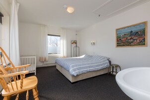 2 camere, con arredamento individuale, lenzuola
