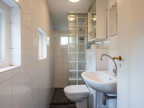Bathroom - Cosy Holiday Home in Veere Near Lake (Veere)