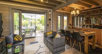 Romantic Chalet Near Wilhelminadorp