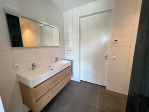 Bathroom - Villa w/ Hot Tub & Jetty (Zeewolde)