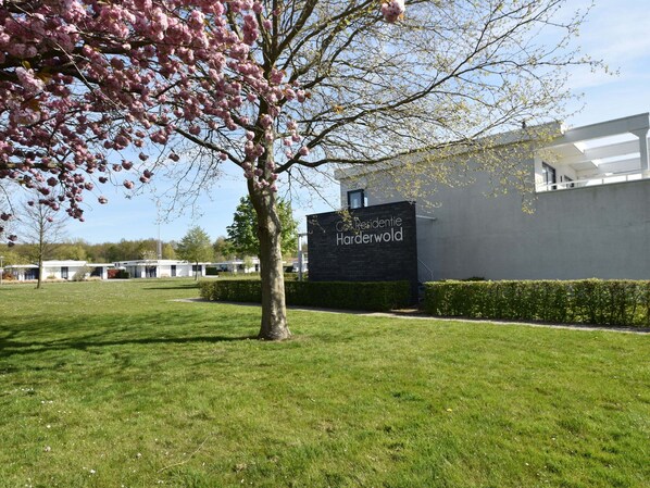 Villa | Exterior - Villa w/ Hot Tub & Jetty (Zeewolde)