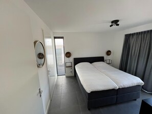 Villa | 4 bedrooms, individually furnished, bed sheets - Villa w/ Hot Tub & Jetty (Zeewolde)