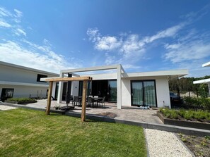 Exterior - Villa w/ Hot Tub & Jetty (Zeewolde)