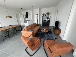 Villa | Living room - Villa w/ Hot Tub & Jetty (Zeewolde)