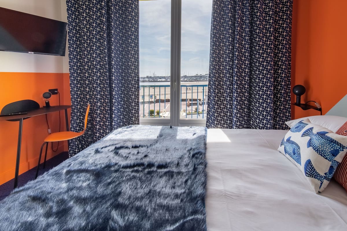 Premium bedding, individually decorated, desk, laptop workspace