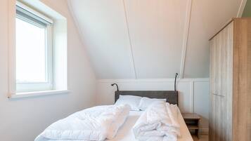 4 bedrooms, individually furnished, iron/ironing board, bed sheets