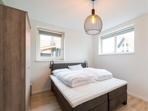 4 habitaciones, muebles diferentes y tabla de planchar con plancha 