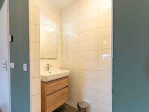 House | Bathroom - Holiday Home in Zeeland Near Nature Reserve (Scherpenisse)