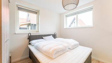 House | 4 bedrooms, individually furnished, iron/ironing board, bed sheets