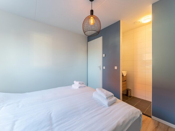 6 bedrooms, bed sheets