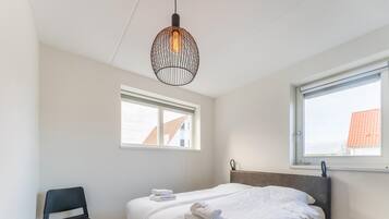 6 bedrooms, bed sheets