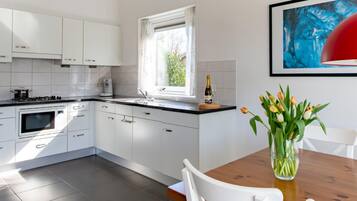 Bungalow | Private kitchen | Fridge