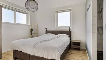 4 عدّة غرف نوم وطراز فريد لكل وحدة وملاءات أسرّة