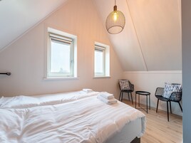 3 habitaciones, muebles diferentes y ropa de cama 